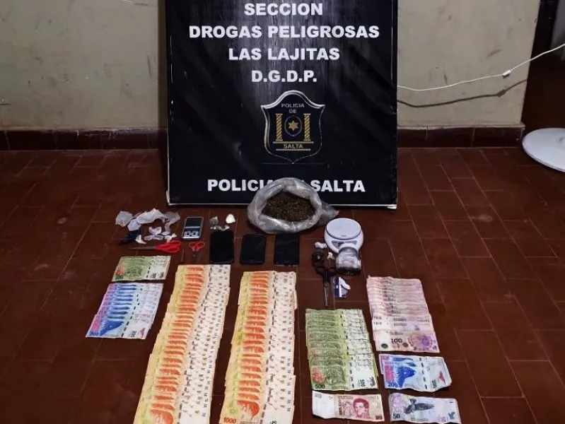 La policía allanó tres casas por supuesta comercialización de drogas: hay dos detenidos