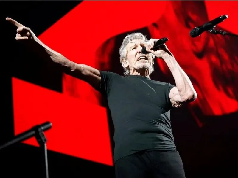 La ropa de Roger Waters en concierto de Berlín causa polémica