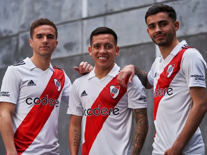 River Plate presento su nueva camiseta titular inspirada en los 90