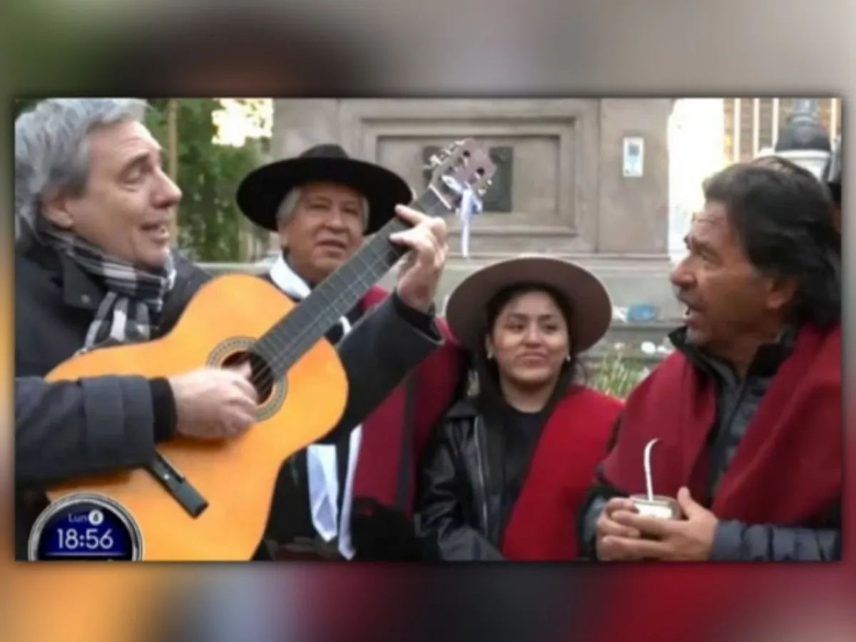 El gobernador salteño sorprende en la Rosada con guitarreada junto a Francos y Saravia
