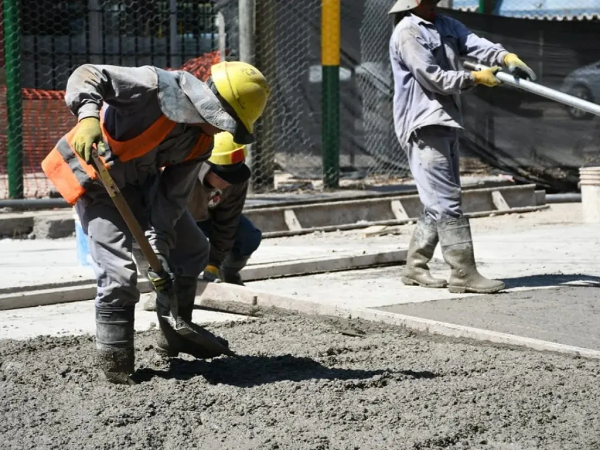 Colocan nuevo hormigón en la intersección de Olavarría y San Martín para mejorar el drenaje pluvial