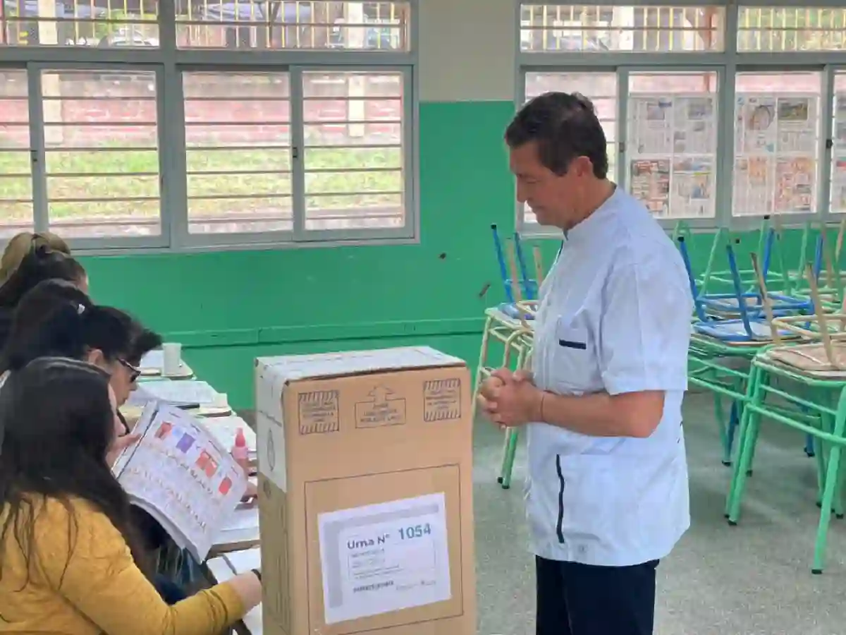 Bernardo Biella emitió su voto y destacó la alta participación de adultos mayores