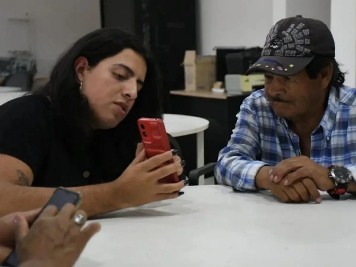 Adultos mayores se capacitan para dominar el celular con clases gratuitas