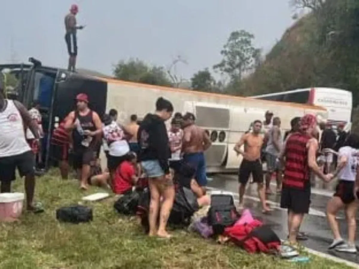 Hinchas de Flamengo heridos tras el vuelco de un colectivo rumbo a Buenos Aires