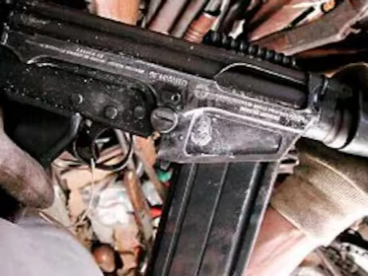 Encontraron un FAL de las Fuerzas Armadas argentinas entre el arsenal del Comando Vermelho