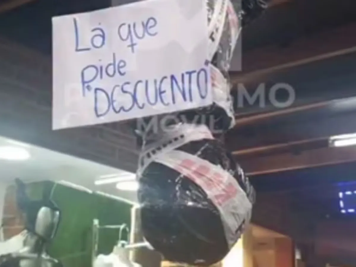 Un comercio de San Salvador de Jujuy generó indignación al usar un maniquí para recrear un femicidio