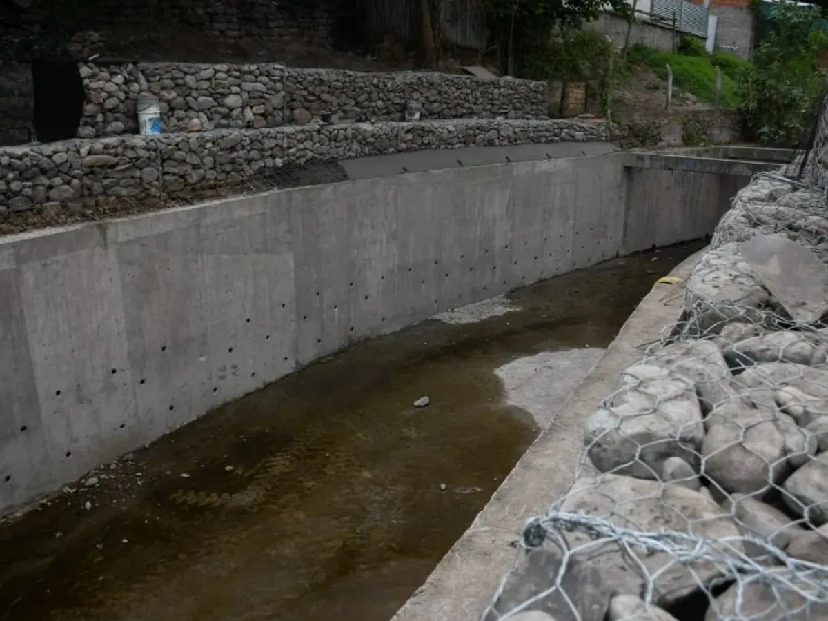 Avanza la etapa final del revestimiento del canal Tinkunaku en barrio El Milagro