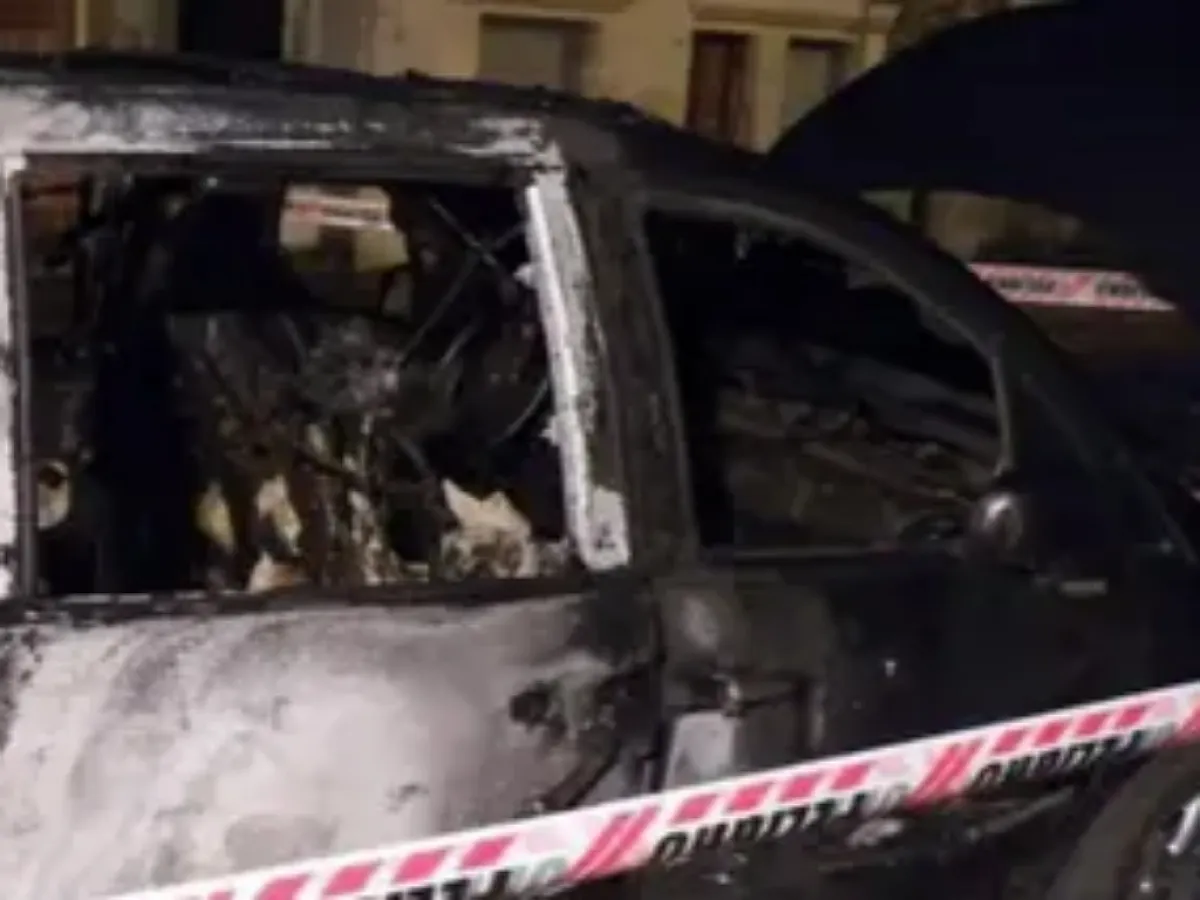 Una mujer incendió el auto de su pareja tras descubrir una presunta infidelidad