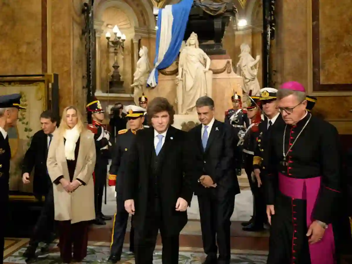 Ante Javier Milei, el arzobispo García Cuerva pidió no dejar a nadie atrás  en el Día de la Patria