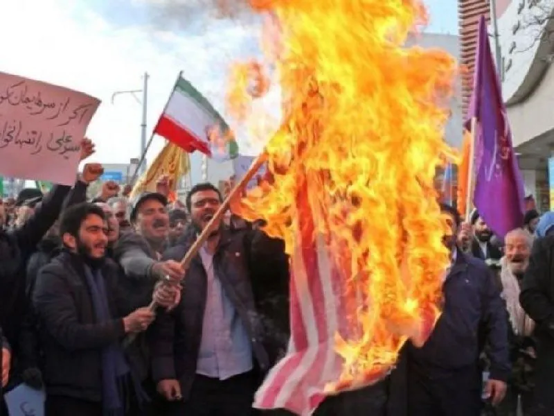 Los estudiantes se concentran en la tercera semana de protestas en Irán