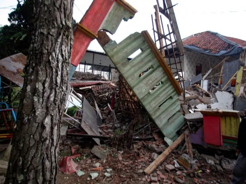 Sube a 268 la cantidad de muertos por el sismo en Indonesia