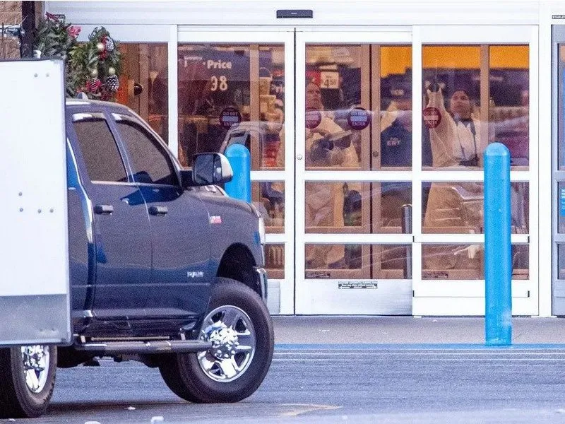Un gerente de Walmart se enojó y mató a seis personas