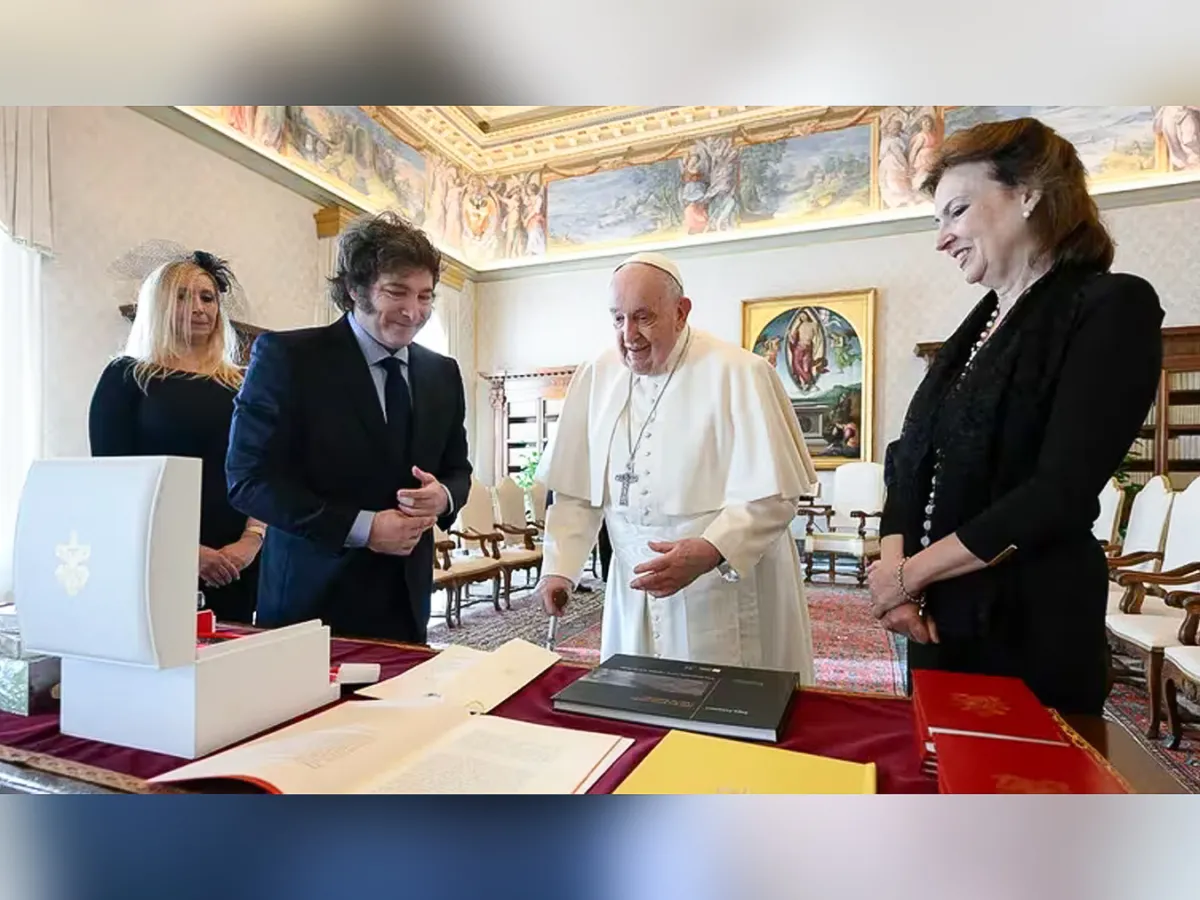 Una tradición: el intercambio de regalos entre el papa Francisco y Javier Milei