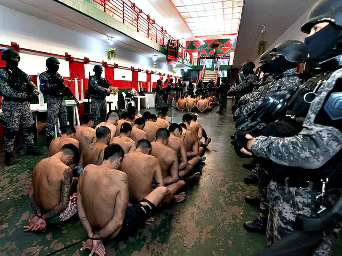 Los presos son sacados de sus celdas por miembros del Grupo de Operaciones Especiales Penitenciarias