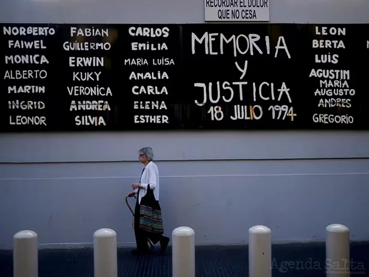 Los nombres de las personas que murieron en la explosión en el centro judío de la AMIA expuestos en el lugar del ataque en Buenos Aires