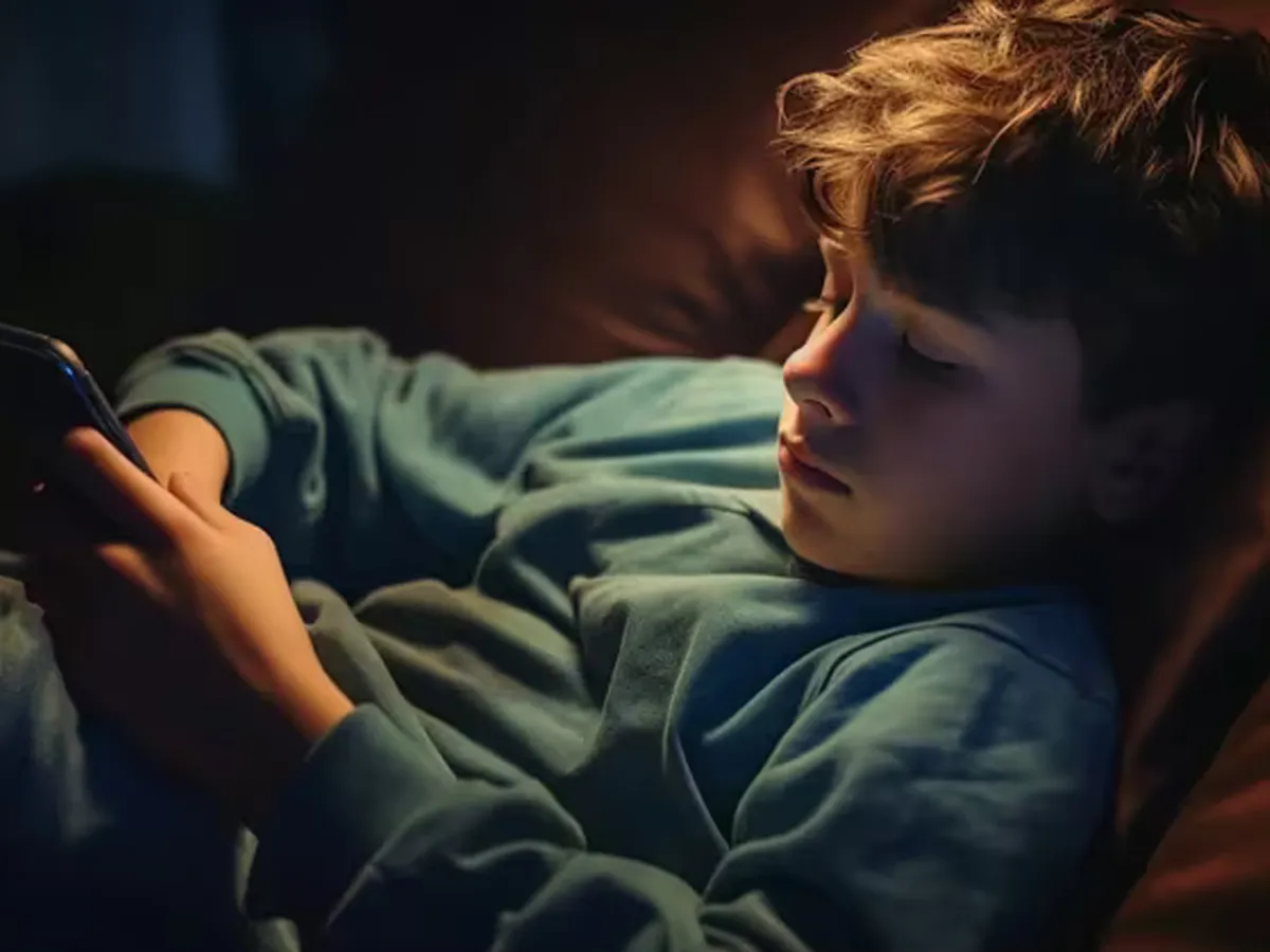 Los especialistas sostienen que los adolescentes dejan de mirar a los padres como modelo ideal y cobran importancia las relaciones con los pares