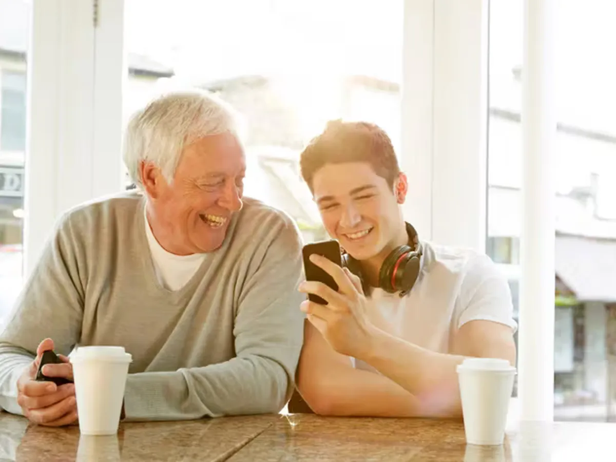 Demostrar interés genuino en los temas que los preocupan a los adolescentes es una forma efectiva de acercarse a ellos
