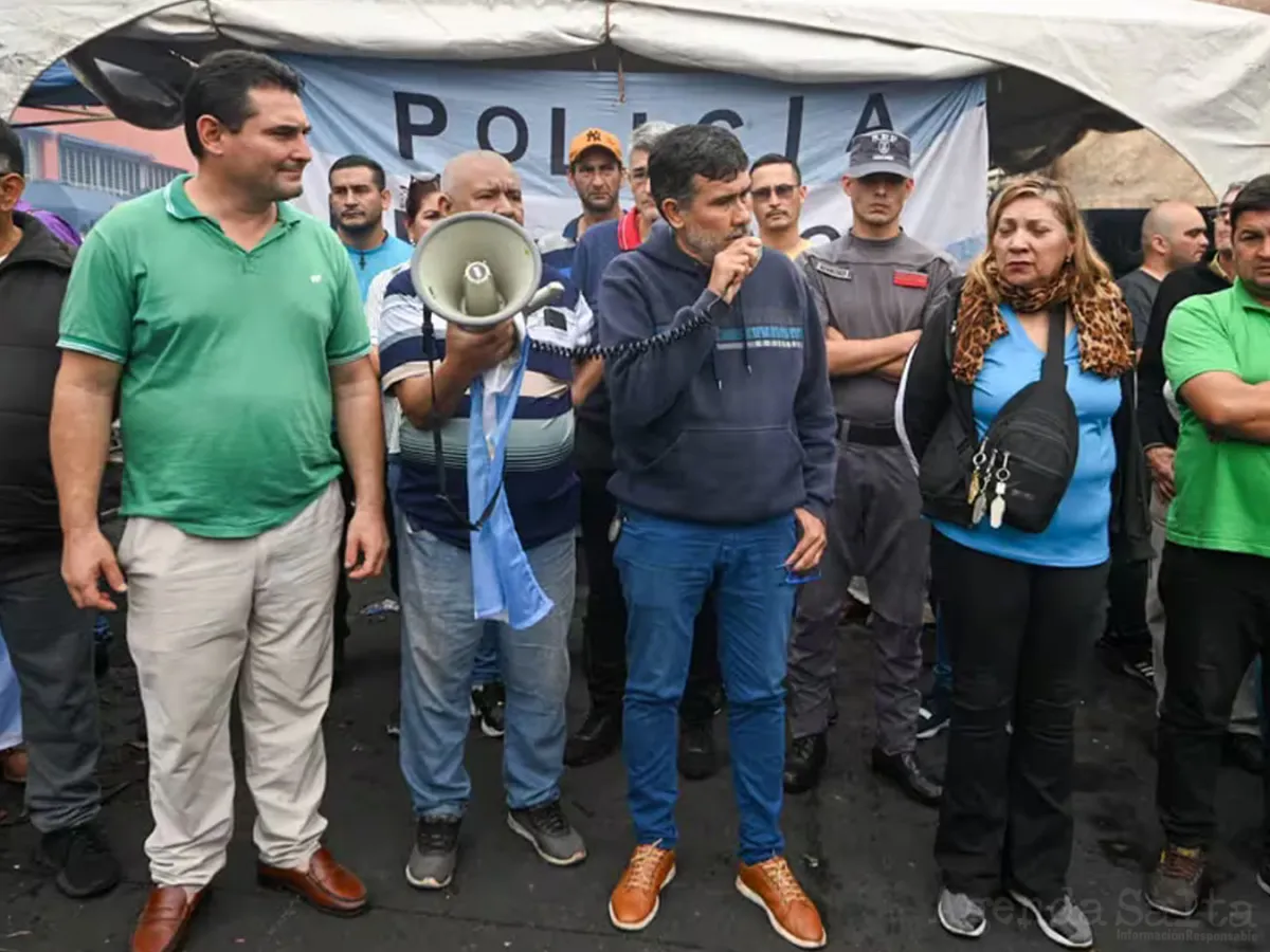 A la izquierda, Germán Palavecino y a la derecha, con el micrófono, Ramón Amarilla, la cara visible del conflicto policial