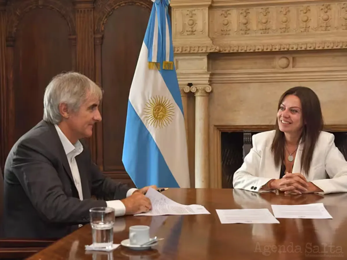 Foto de febrero. Luciano Ojea Quintana, director nacional de Cáritas Argentina, con Pettovello, al firmar el acuerdo