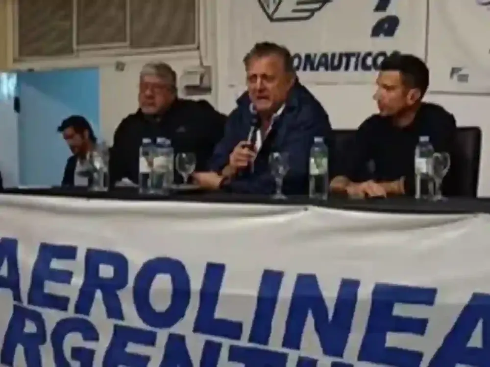 Pablo Biró y Juan Pablo Brey, en la asamblea de sindicatos aeronáuticos de la semana pasada