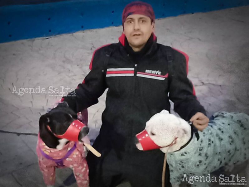 Orlando Orquera junto a sus mascotas