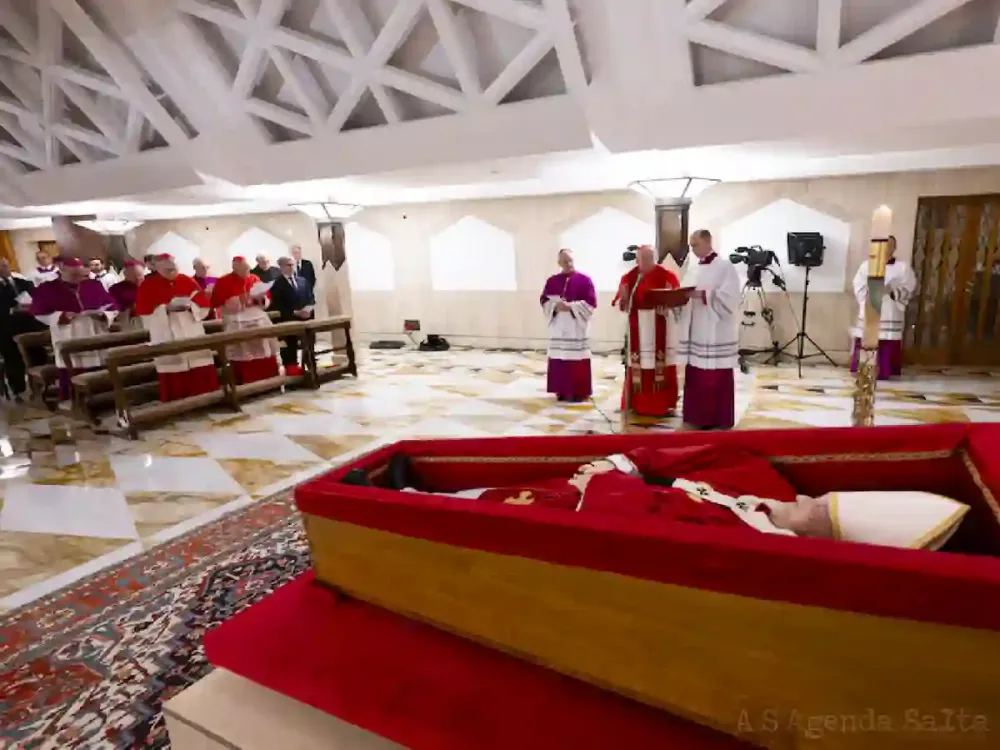 El Vaticano publicó las primeras imágenes del papa Francisco en su féretro