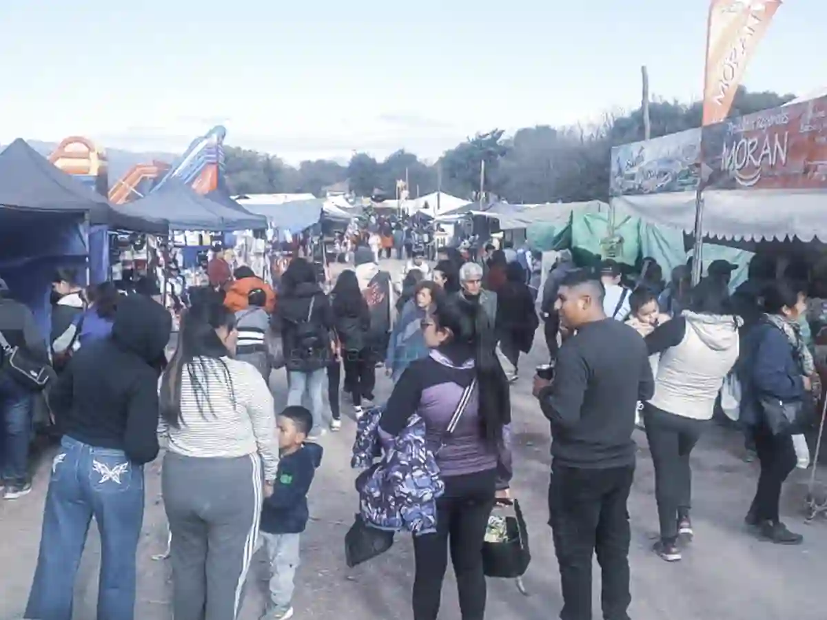 Cientos de vendedores ambulantes ofrecieron productos tradicionales, desde comidas regionales hasta artesanías, creando una atmósfera festiva que combina lo sagrado con lo popular.