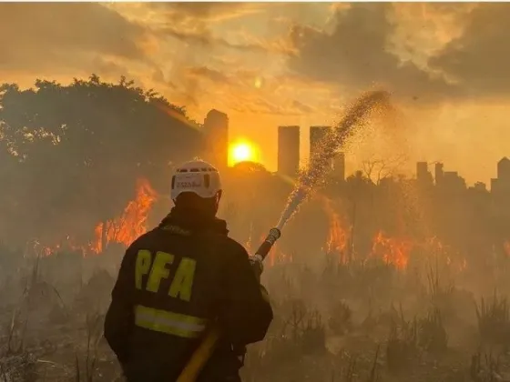 Incendio en la Reserva Ecológica: bomberos continúan trabajando para apagar el fuego