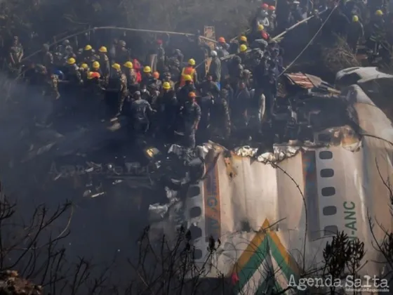 Impactante video grabado por un pasajero que muestra desde adentro del avión el accidente