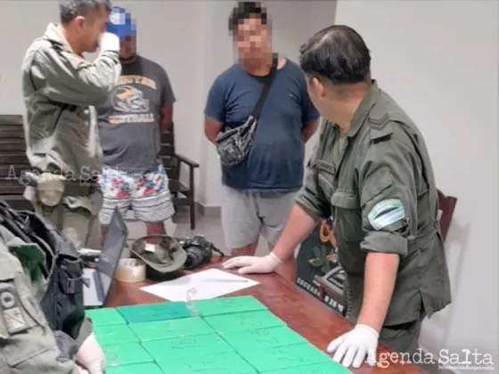 El sospechoso fue detenido al subir a un automóvil en la playa de estacionamiento frente a la terminal de ómnibus de “Aguas Blancas”.