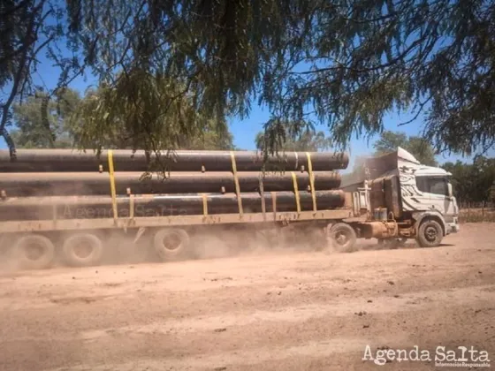 Denuncian caños de gasoductos arriba de camiones en el norte