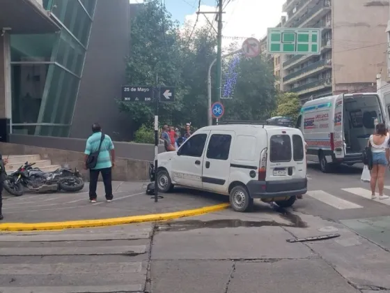 Impresionante siniestro vial en la avenida Belgrano: Auto terminó arriba de la vereda
