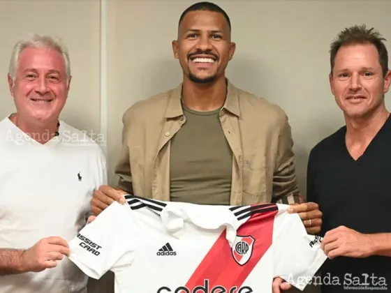 Salomón y la camiseta de River Plate junto a las autoridades Jorge Brito y Matías Patanian (Foto: River Plate)