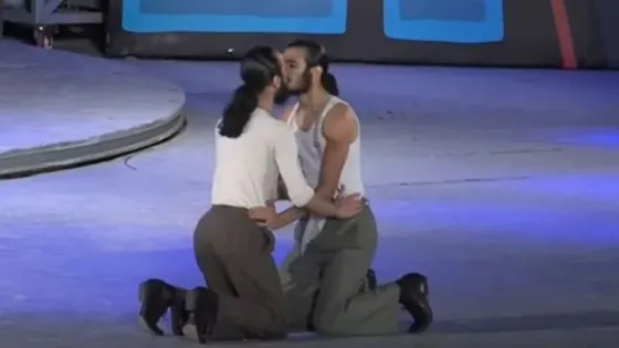 Polémicos tuits de Alfredo Casero luego del beso de dos bailarines hermanos en el escenario de Cosquín
