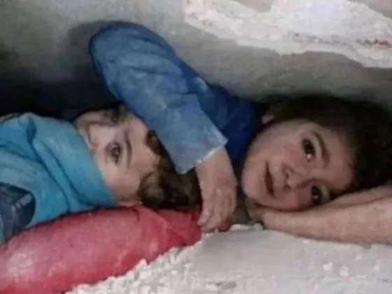 La foto que conmovió al mundo: una nena protegió la cabeza de su hermano por 17 horas bajo los escombros
