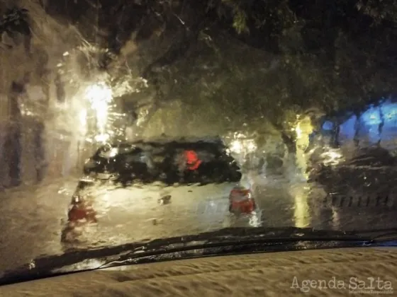 Se largó tremenda lluvia en Salta: no se ve a un metro