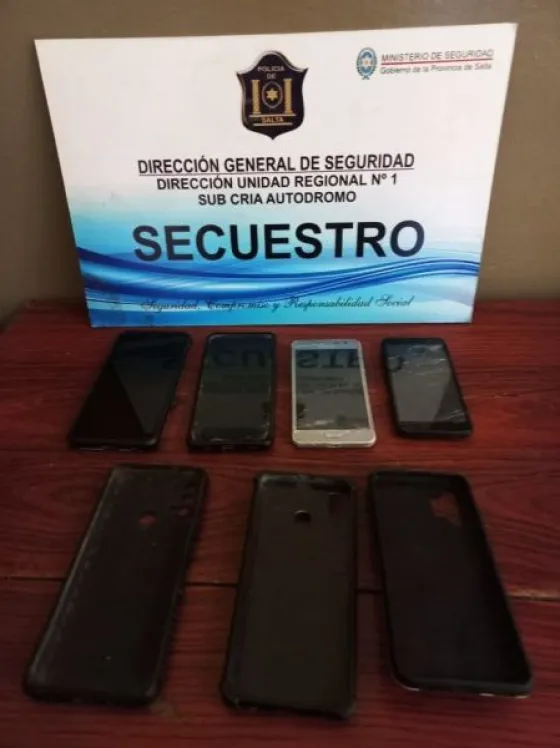 Tres chorros fueron detenidos por robar celulares en un boliche