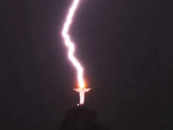 Un rayo impactó sobre la cabeza del Cristo Redentor en Río de Janeiro