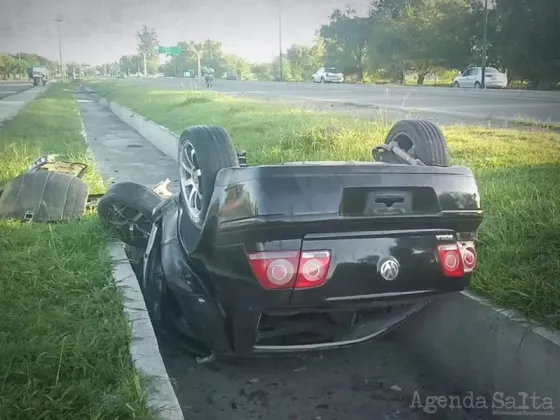 Esquivó un gato y terminó volcado adentro de un canal