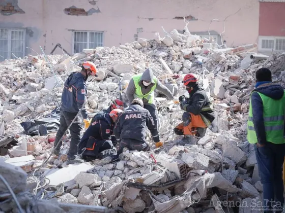 Cascos blancos argentinos rescataron a tres sobrevivientes del terremoto en Turquía: “Fue una alegría enorme”