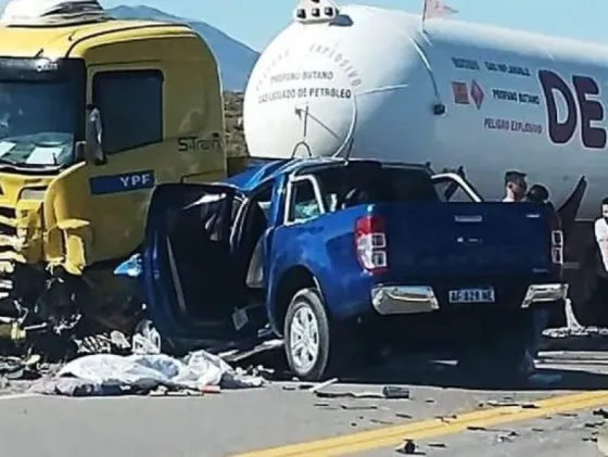 Terrible accidente fatal en la ruta 40: una camioneta chocó de frente contra un camión y dos nenas murieron
