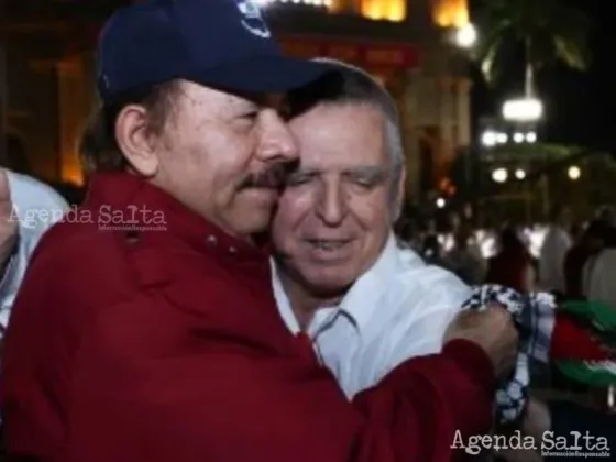 Mario Firmenich junto Daniel Ortega