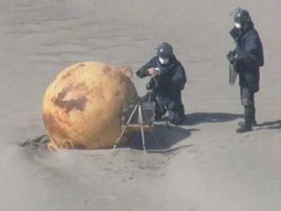 Una extraña bola gigante que apareció en una playa de Japón desconcierta a las autoridades