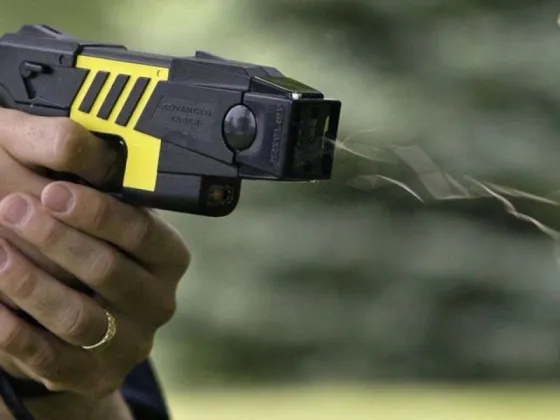 El Gobierno compró 100 pistolas Taser sin licitación para aprovechar un “plan canje”: quiénes las usarán y en qué casos