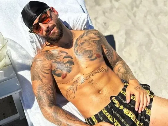 Maluma encendió las redes desde Miami con su traje de baño Versace