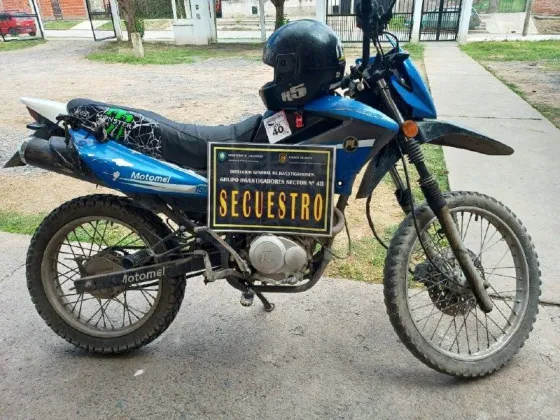 Pareja de chorros fue detenida por robar la batería de un auto