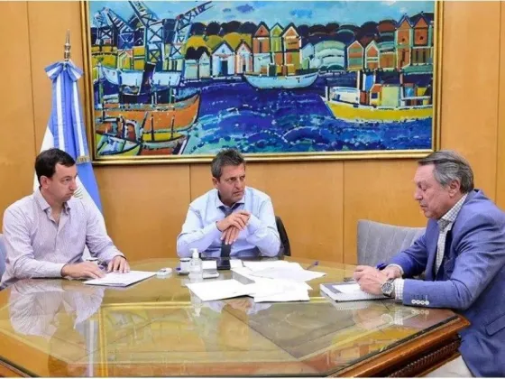 Massa, hoy por la tarde, junto al subsecretario de Energía, Santiago Yanotti, y al secretario de Legal y Técnica, Ricardo Casal