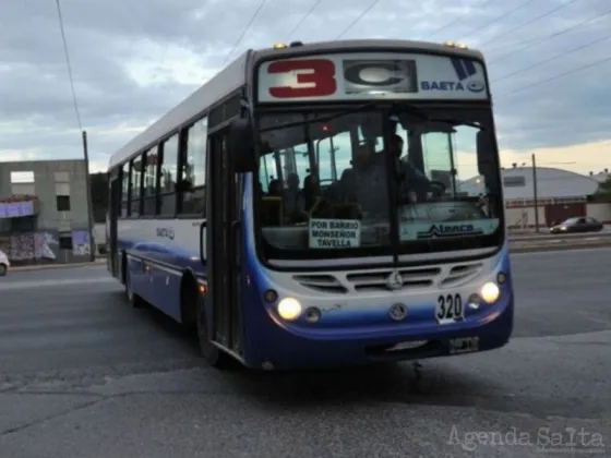 Robaron miles de dólares de un alojamiento y huyeron en colectivo