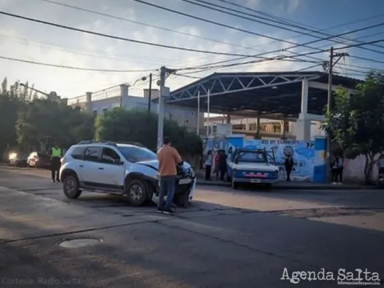 Brutal choque sobre Av. San Martín: una camioneta terminó incrustada en una escuela