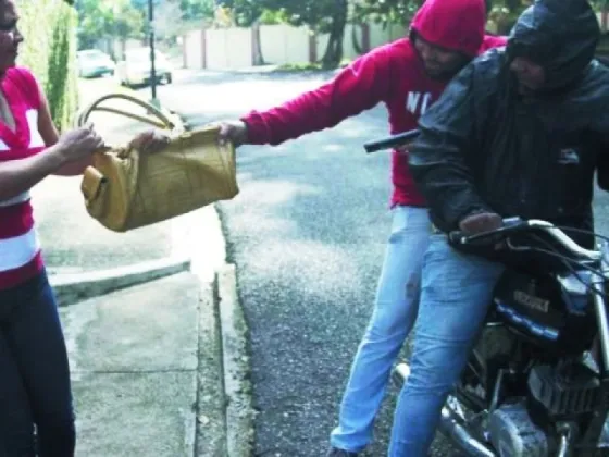 Impresionante persecución: motochorros robaron una cartera y fueron detenidos